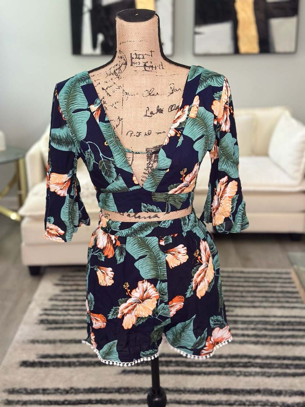 Zaful Tropical Leaf and Hibiscus Print V-Neck Cutout Romper with Tie-Back